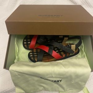 Burberry kids sandals size 13/32